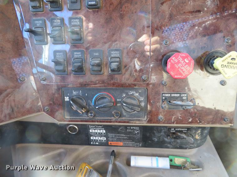 image for item DE6573 2005 International 9400i flatbed truck