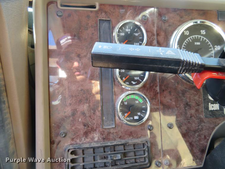 image for item DE6573 2005 International 9400i flatbed truck