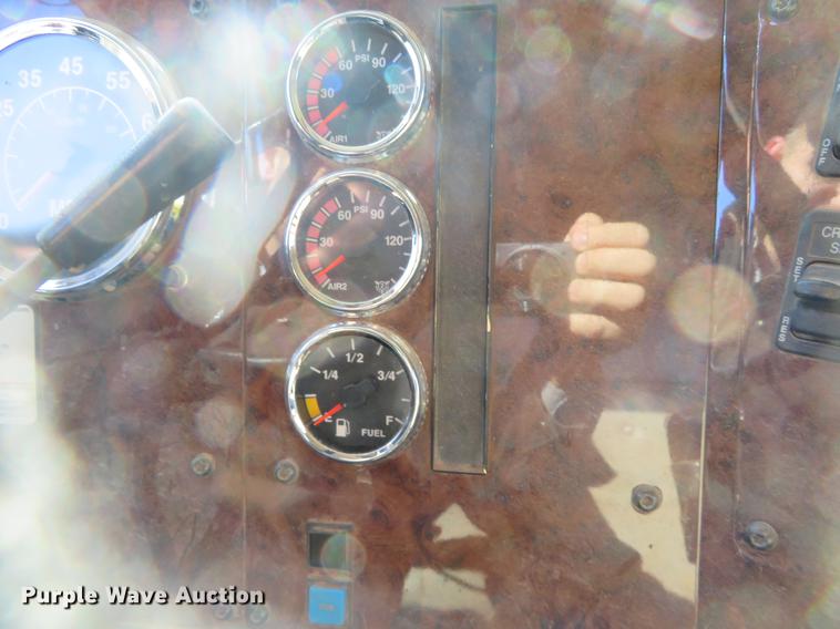 image for item DE6573 2005 International 9400i flatbed truck