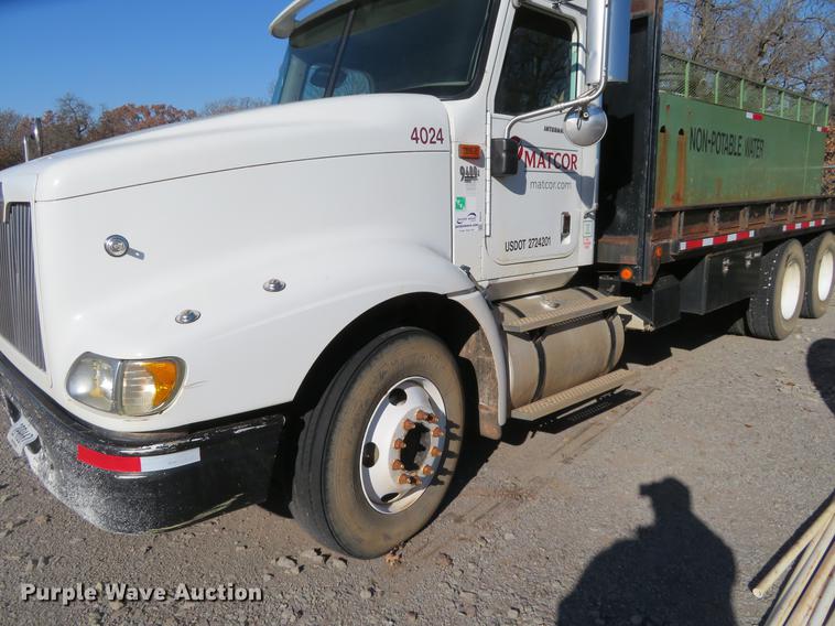 image for item DE6573 2005 International 9400i flatbed truck