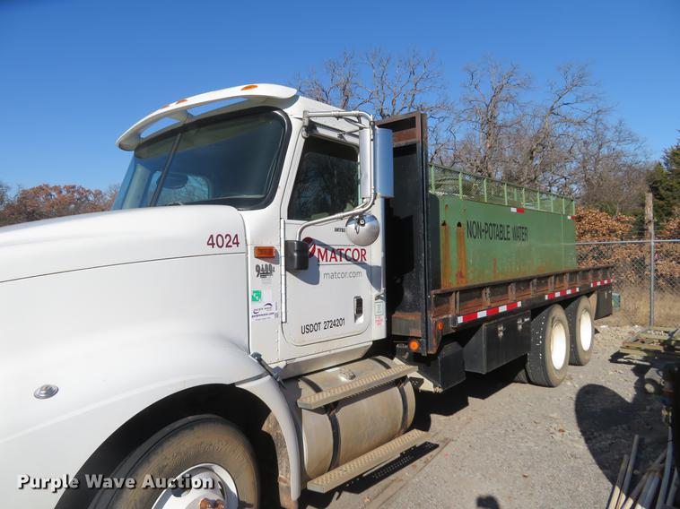 image for item DE6573 2005 International 9400i flatbed truck