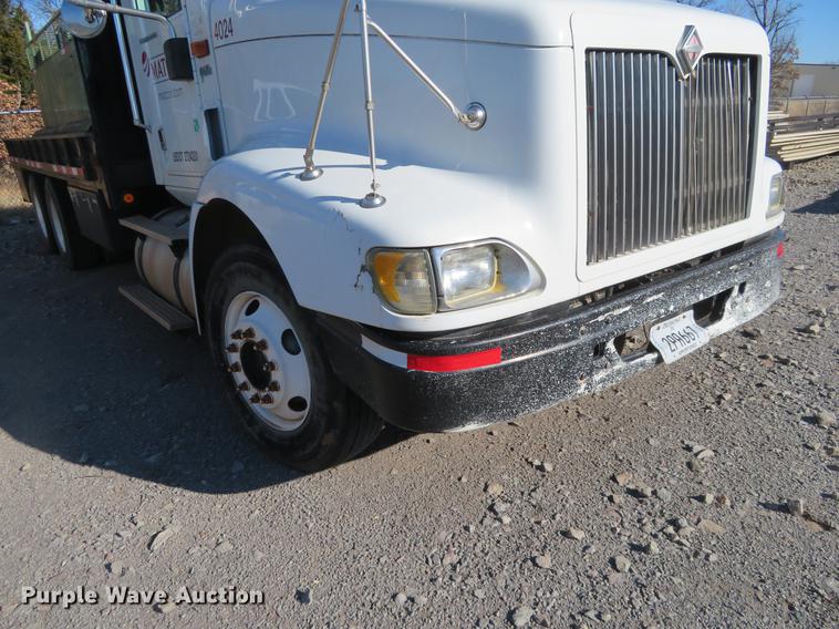 image for item DE6573 2005 International 9400i flatbed truck