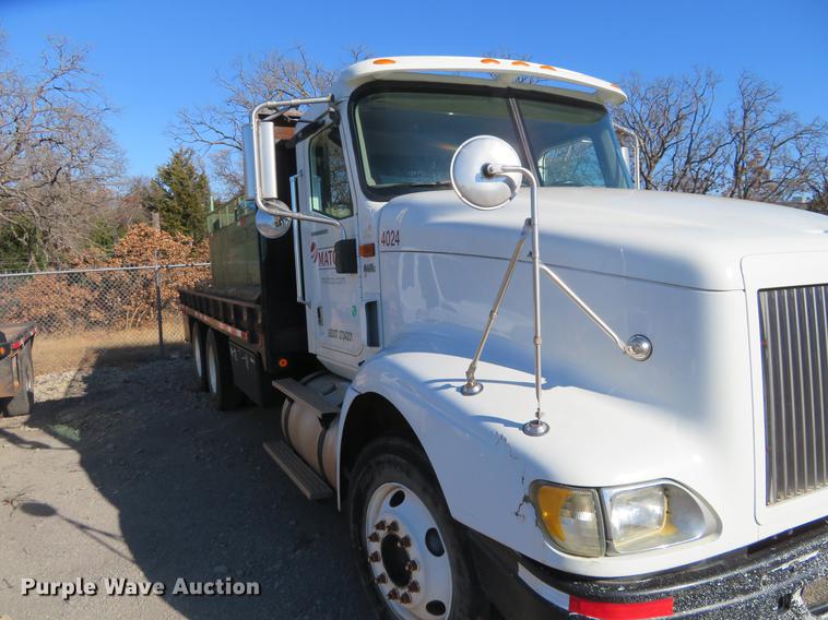 image for item DE6573 2005 International 9400i flatbed truck