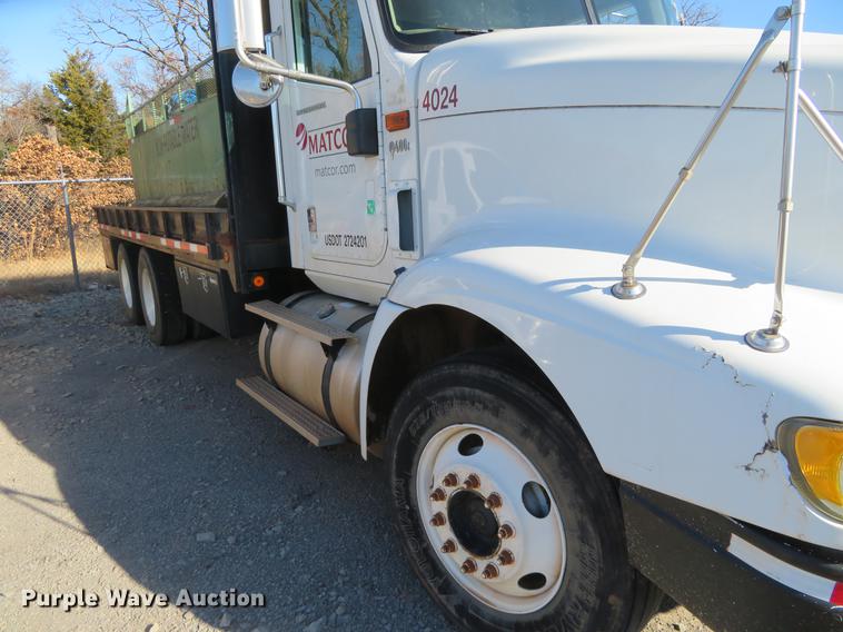 image for item DE6573 2005 International 9400i flatbed truck