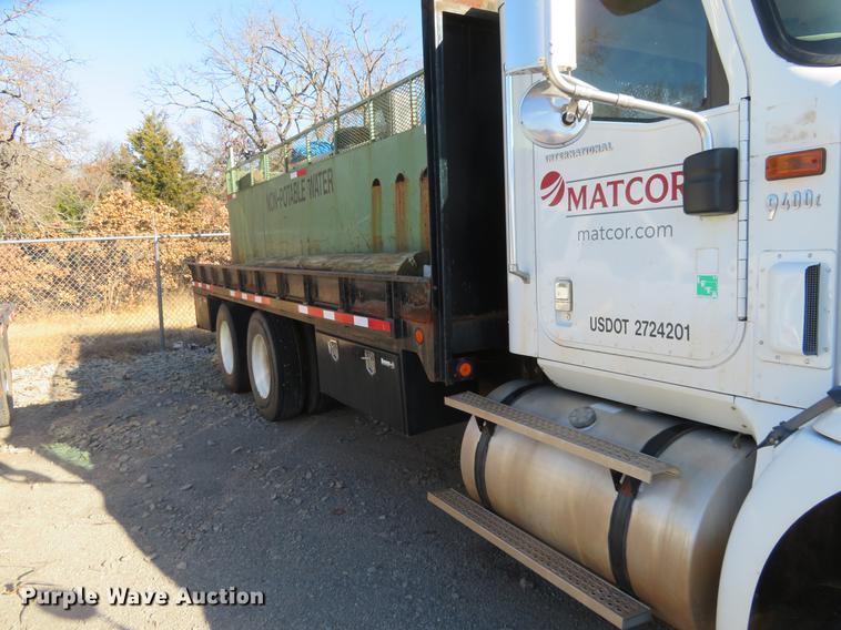 image for item DE6573 2005 International 9400i flatbed truck