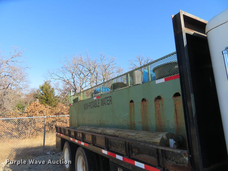 image for item DE6573 2005 International 9400i flatbed truck