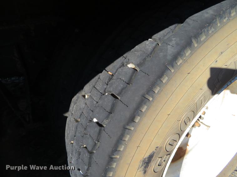 image for item DE6573 2005 International 9400i flatbed truck