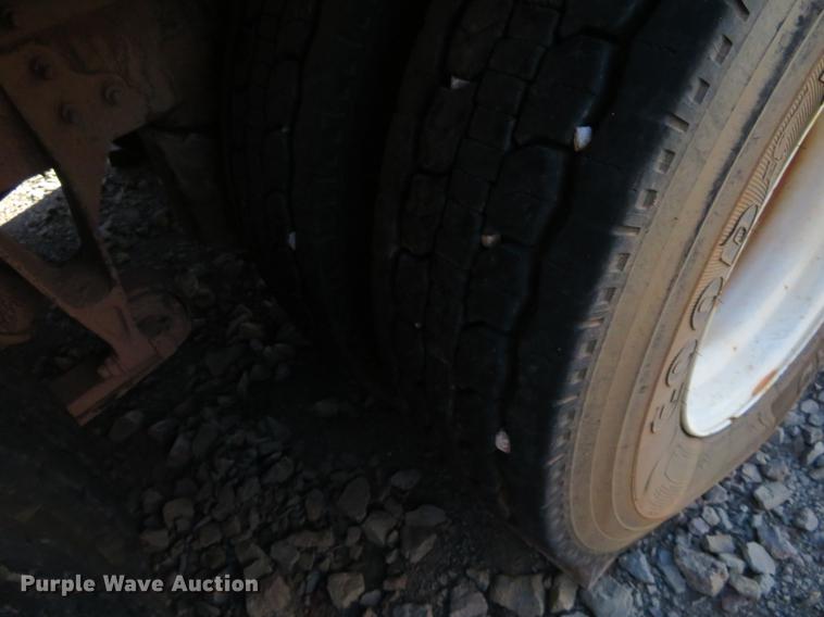 image for item DE6573 2005 International 9400i flatbed truck