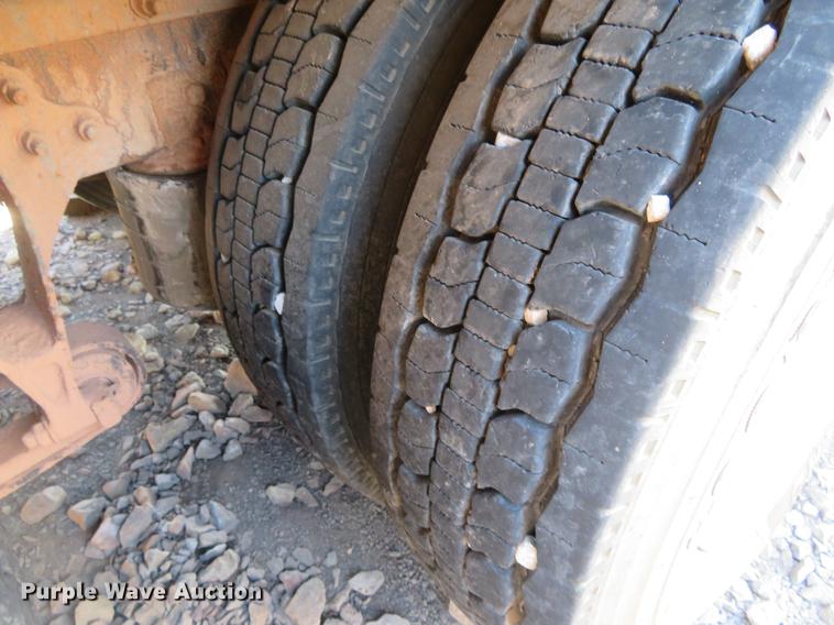 image for item DE6573 2005 International 9400i flatbed truck