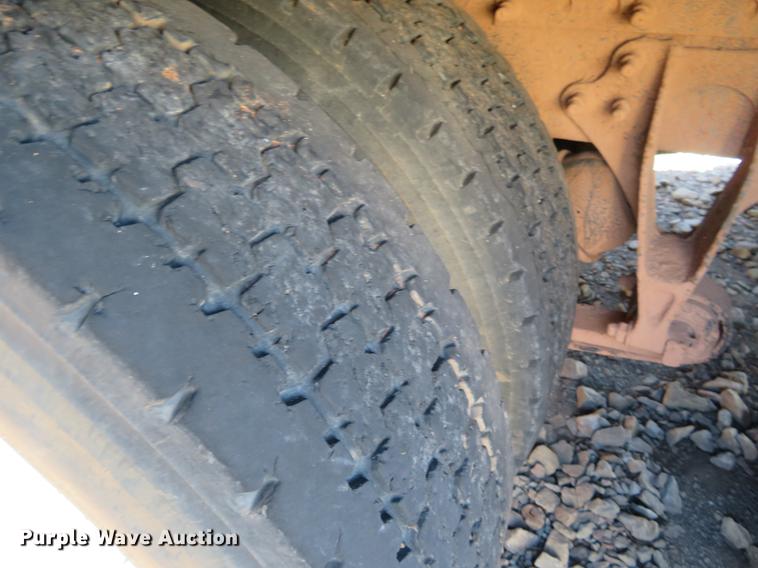 image for item DE6573 2005 International 9400i flatbed truck