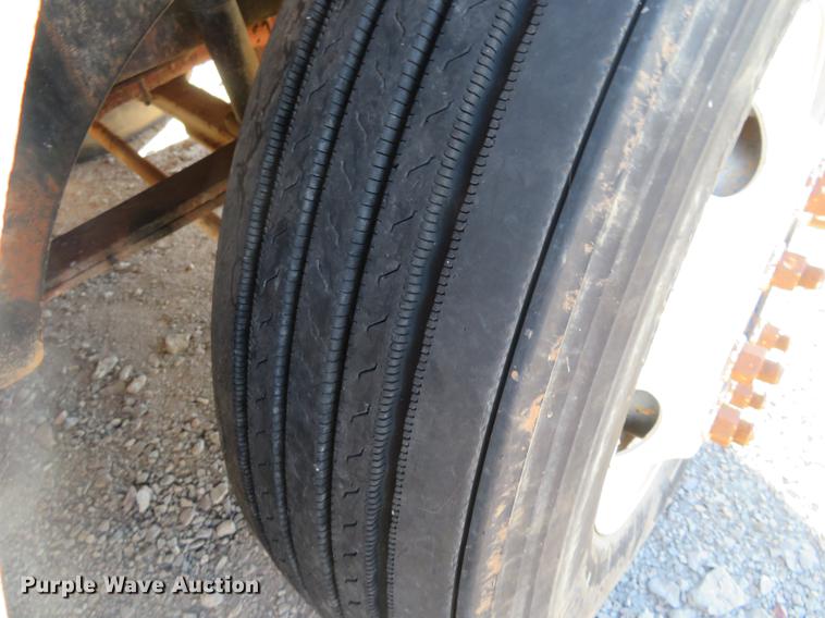 image for item DE6573 2005 International 9400i flatbed truck