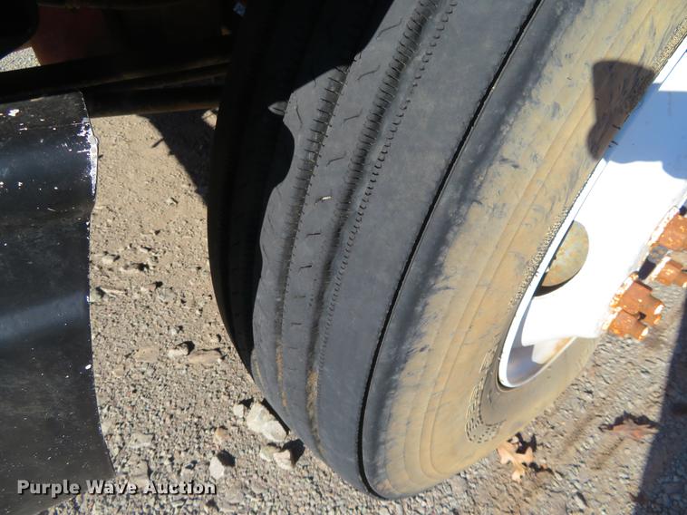 image for item DE6573 2005 International 9400i flatbed truck