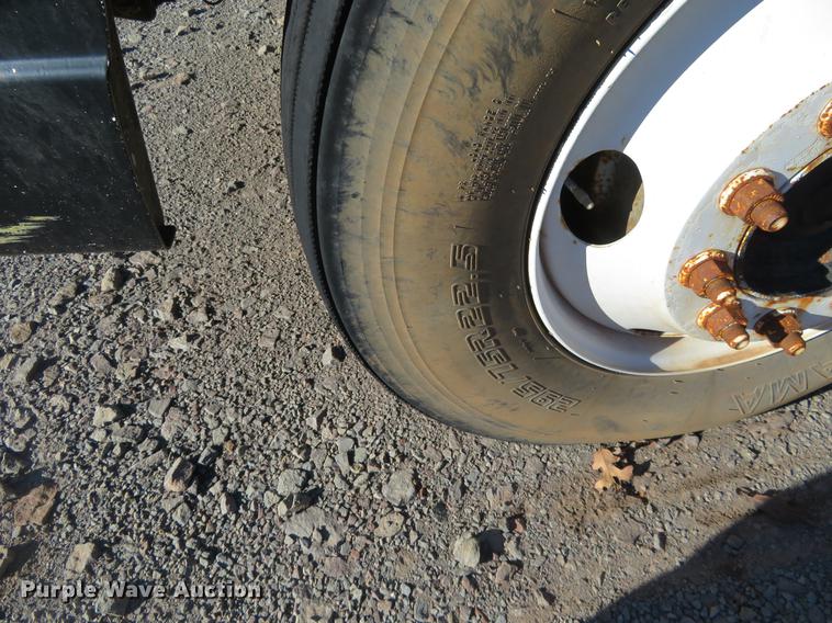 image for item DE6573 2005 International 9400i flatbed truck