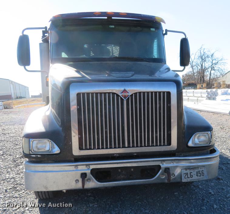 image for item DE6576 2005 International 9200i flatbed truck