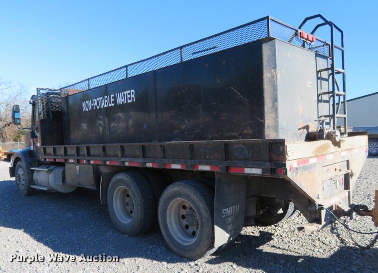 image for item DE6576 2005 International 9200i flatbed truck