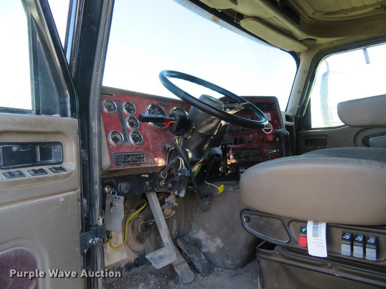 image for item DE6576 2005 International 9200i flatbed truck