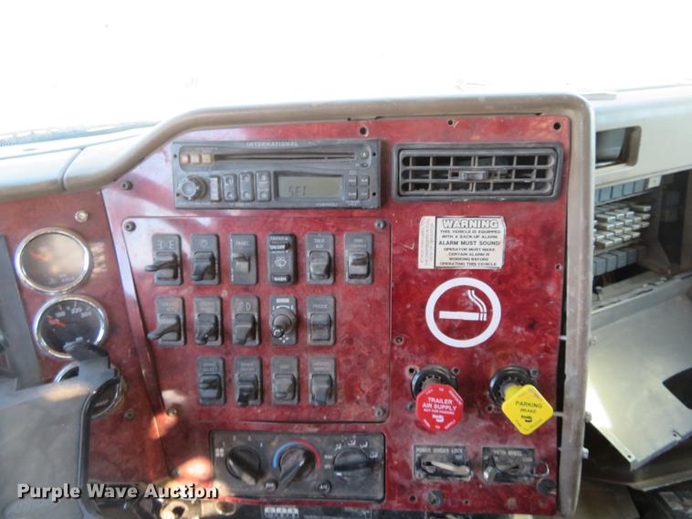 image for item DE6576 2005 International 9200i flatbed truck