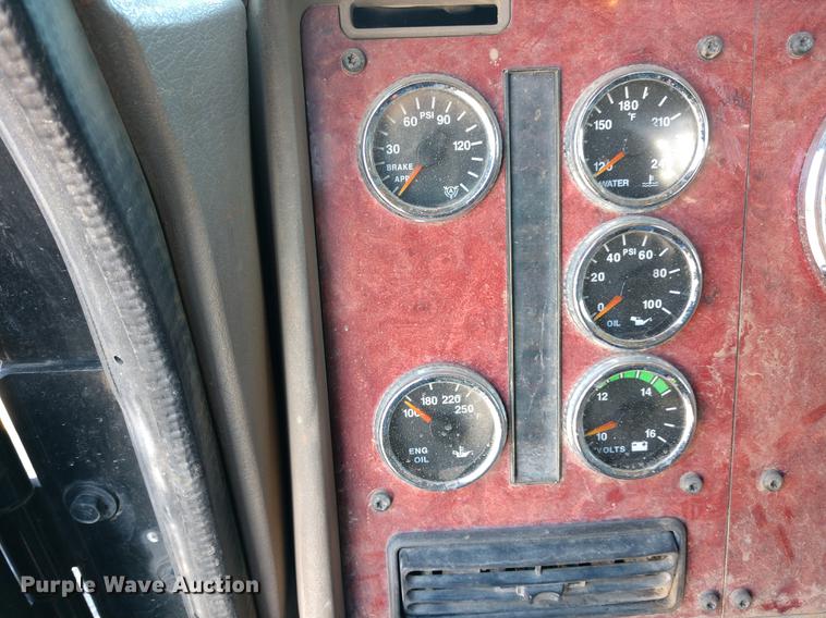 image for item DE6576 2005 International 9200i flatbed truck