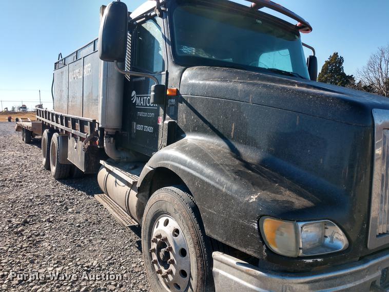 image for item DE6576 2005 International 9200i flatbed truck