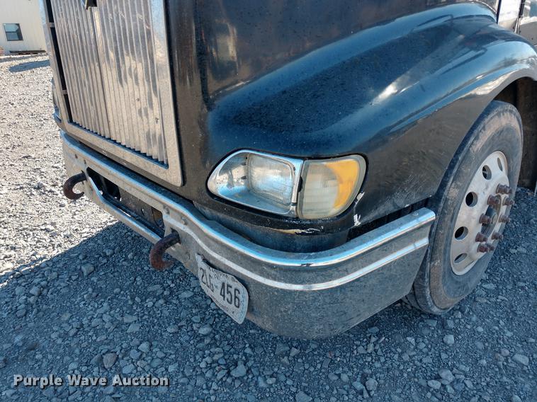 image for item DE6576 2005 International 9200i flatbed truck