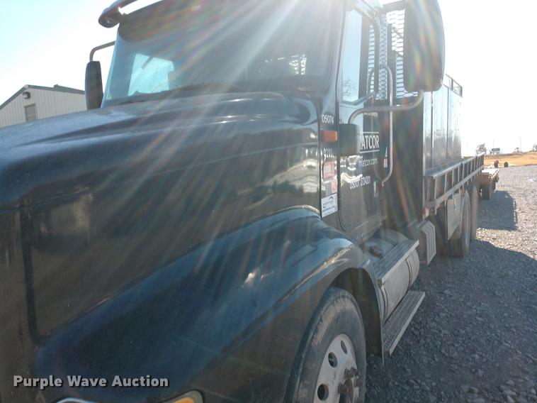 image for item DE6576 2005 International 9200i flatbed truck