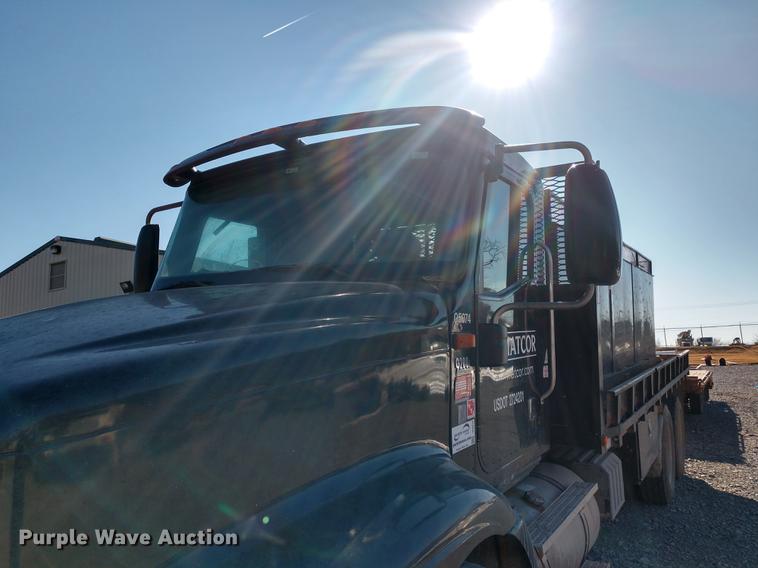 image for item DE6576 2005 International 9200i flatbed truck