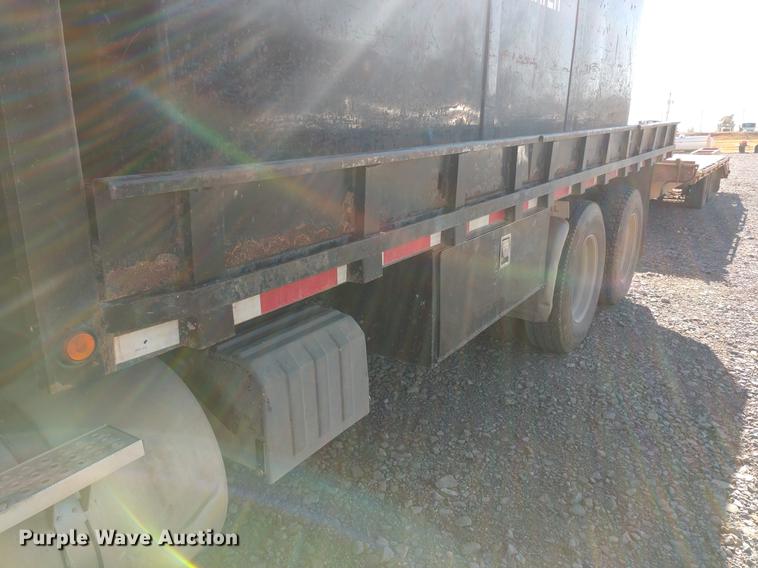 image for item DE6576 2005 International 9200i flatbed truck