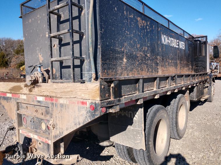 image for item DE6576 2005 International 9200i flatbed truck