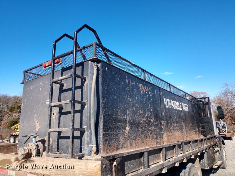 image for item DE6576 2005 International 9200i flatbed truck