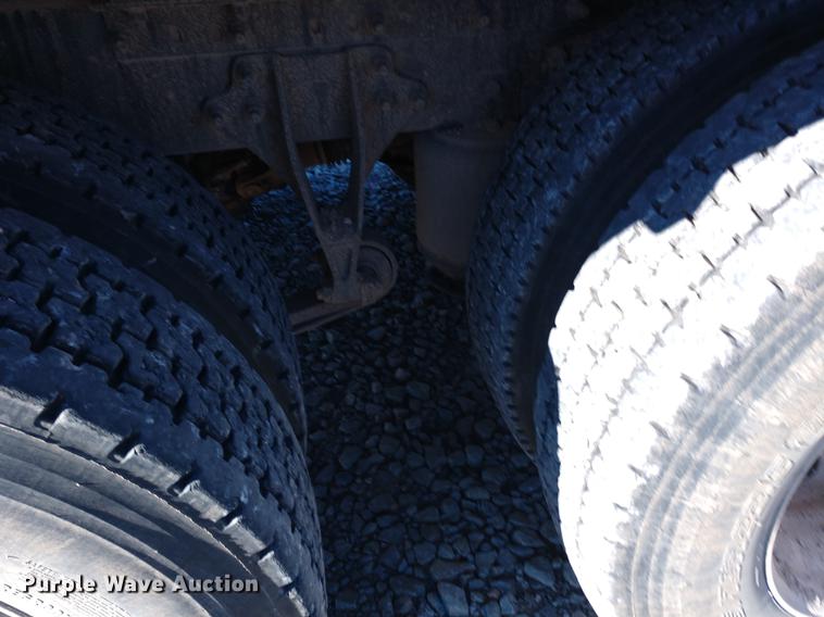 image for item DE6576 2005 International 9200i flatbed truck