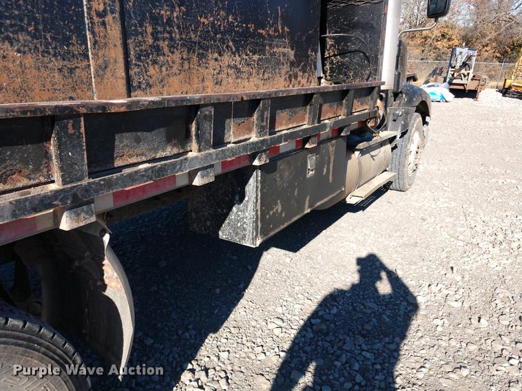 image for item DE6576 2005 International 9200i flatbed truck