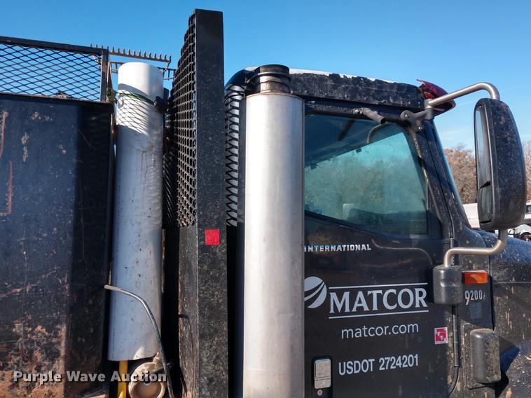 image for item DE6576 2005 International 9200i flatbed truck