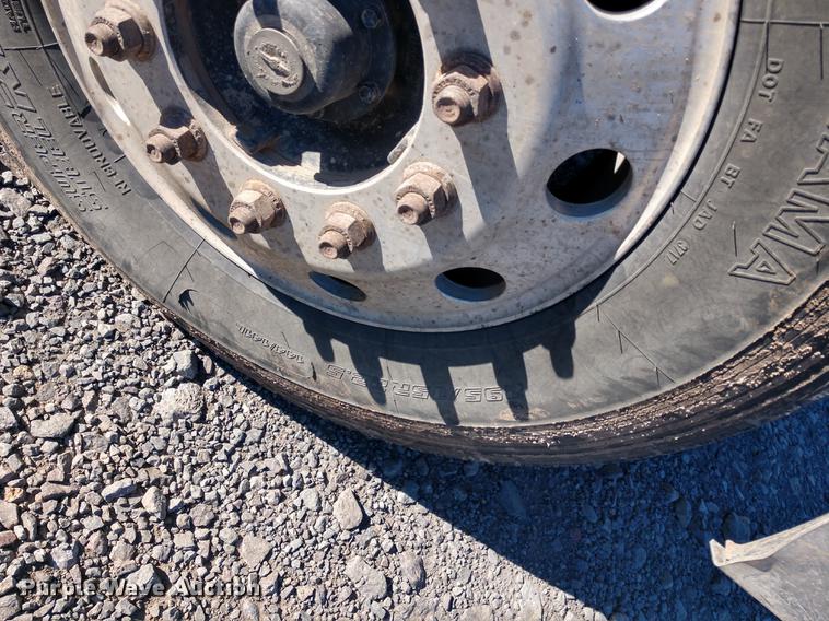 image for item DE6576 2005 International 9200i flatbed truck