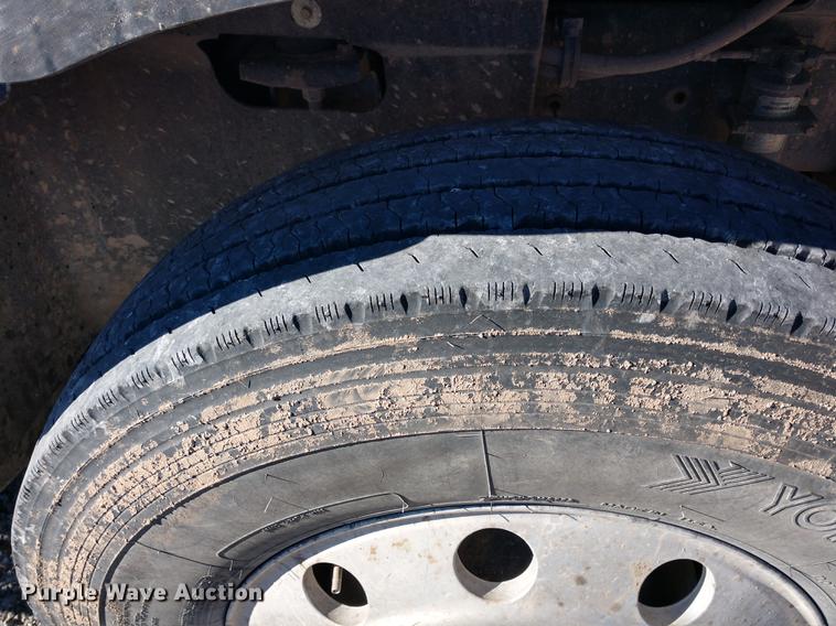 image for item DE6576 2005 International 9200i flatbed truck