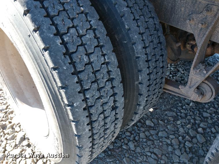 image for item DE6576 2005 International 9200i flatbed truck