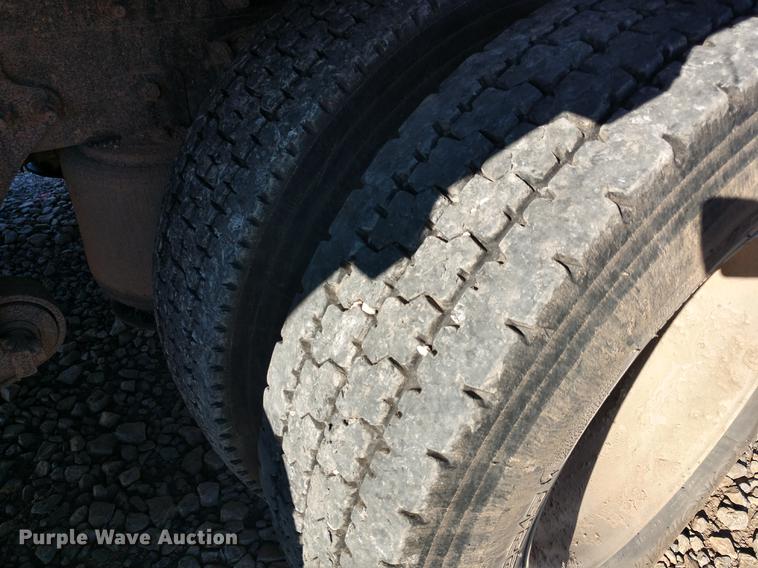 image for item DE6576 2005 International 9200i flatbed truck