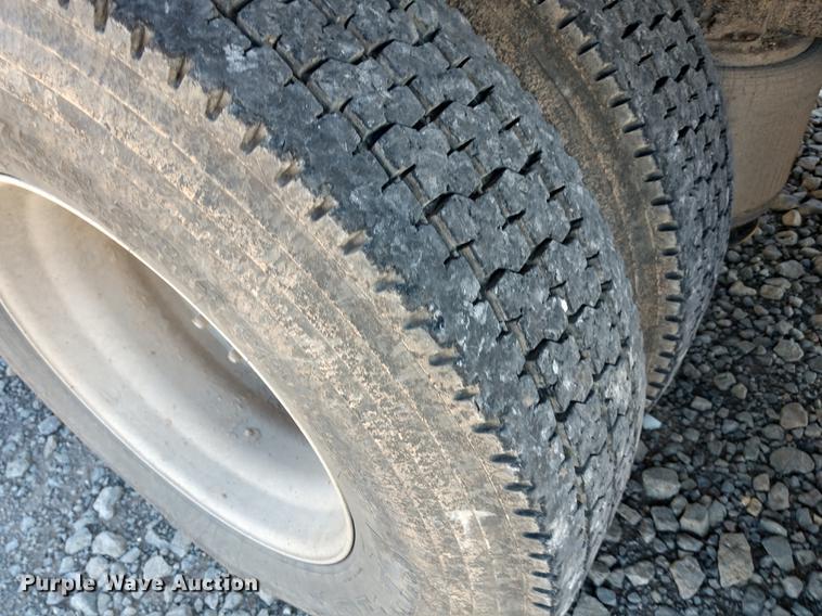 image for item DE6576 2005 International 9200i flatbed truck