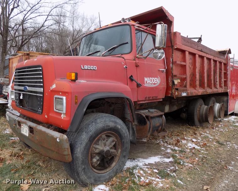 image for item DE7547 1987 Ford L8000 dump truck
