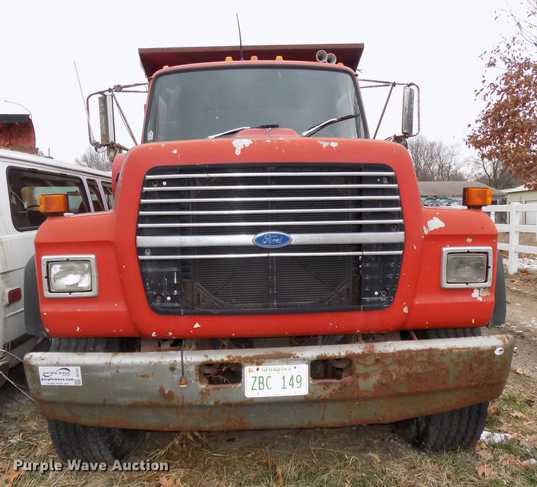 image for item DE7547 1987 Ford L8000 dump truck