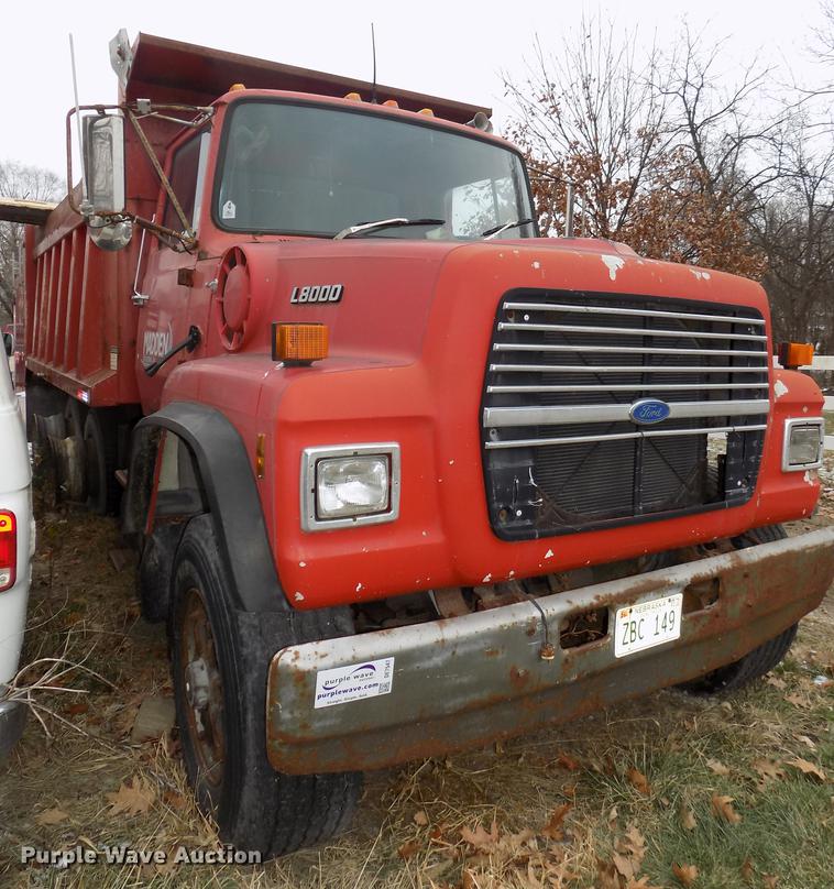 image for item DE7547 1987 Ford L8000 dump truck
