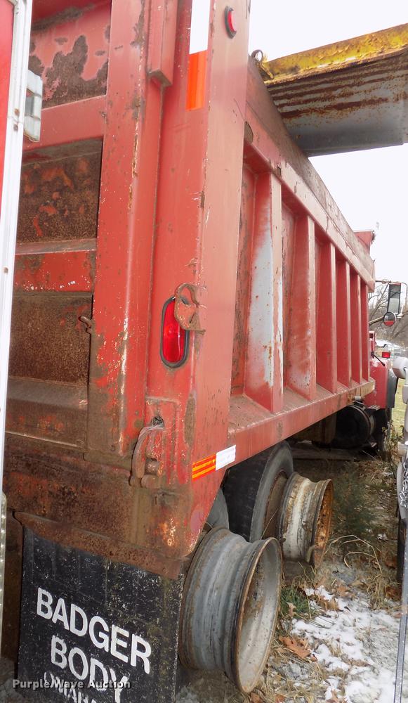 image for item DE7547 1987 Ford L8000 dump truck