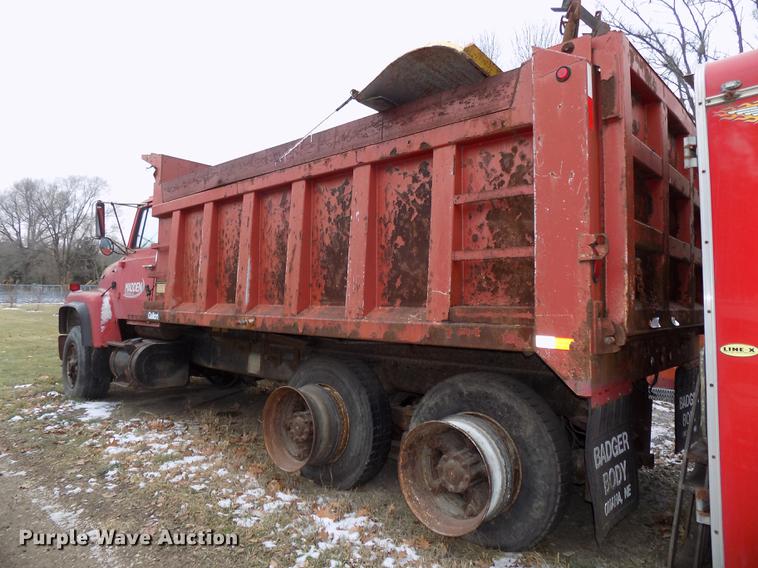 image for item DE7547 1987 Ford L8000 dump truck