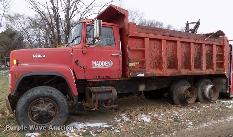 image for item DE7547 1987 Ford L8000 dump truck