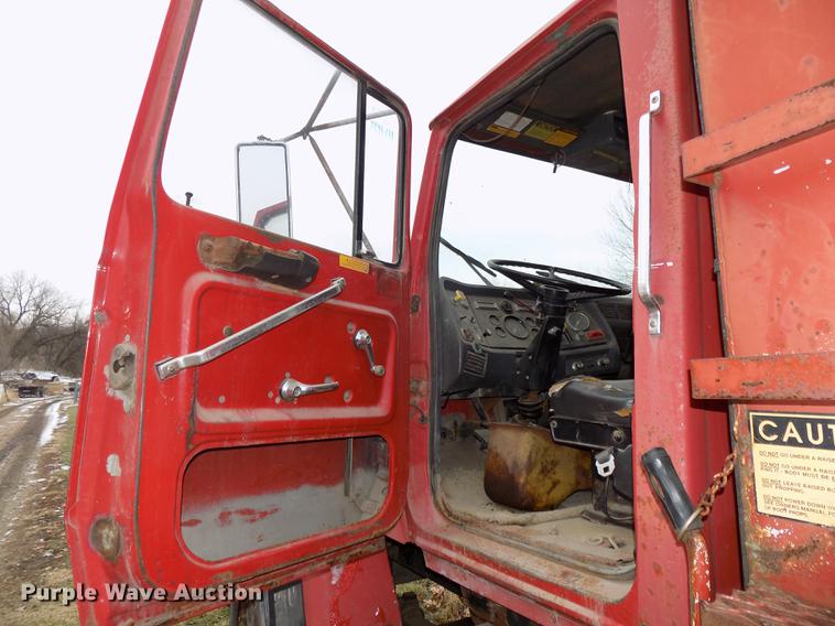 image for item DE7547 1987 Ford L8000 dump truck