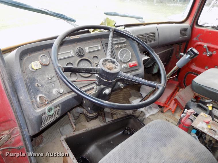 image for item DE7547 1987 Ford L8000 dump truck