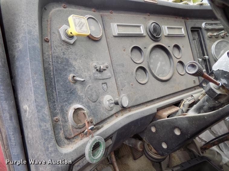 image for item DE7547 1987 Ford L8000 dump truck