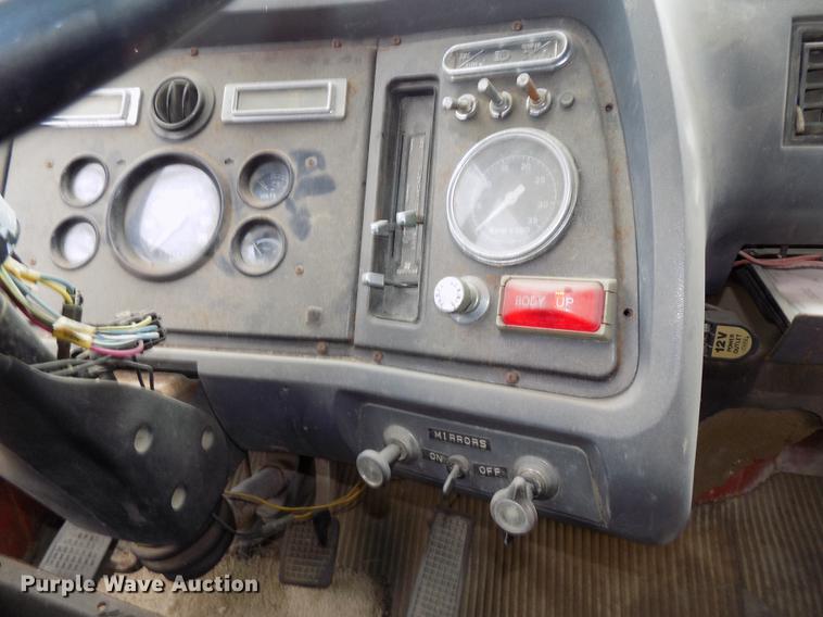 image for item DE7547 1987 Ford L8000 dump truck