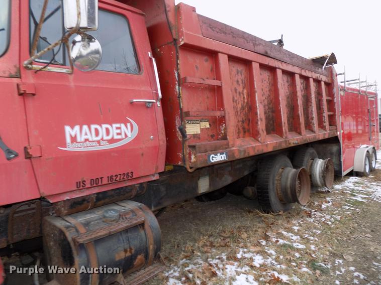 image for item DE7547 1987 Ford L8000 dump truck