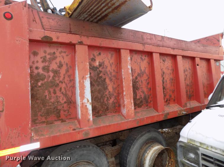 image for item DE7547 1987 Ford L8000 dump truck
