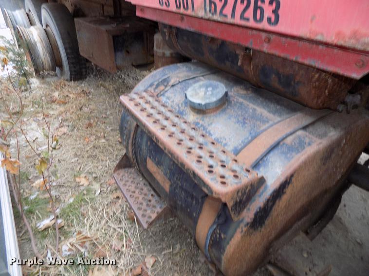 image for item DE7547 1987 Ford L8000 dump truck